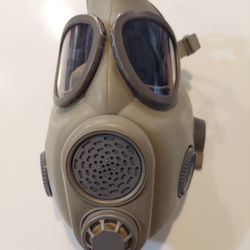 Gas Mask, From 1971, With Storage  Bag, And Extra  Eye Covers