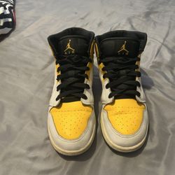 Air Jordan 1 Mid University Gold