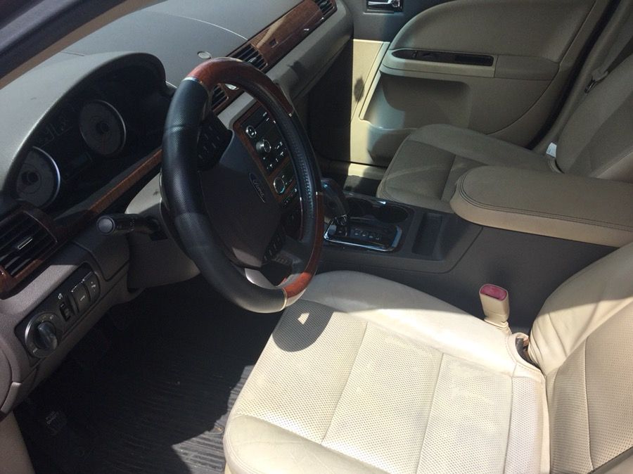 2009 ford sedan (smooth clean and fast)