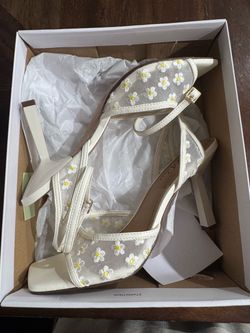 *NEVER WORN* wild pair daisy heels