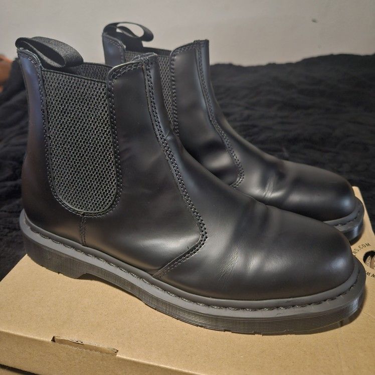 Dr. Martens 2976 Leather Chelsea Boots