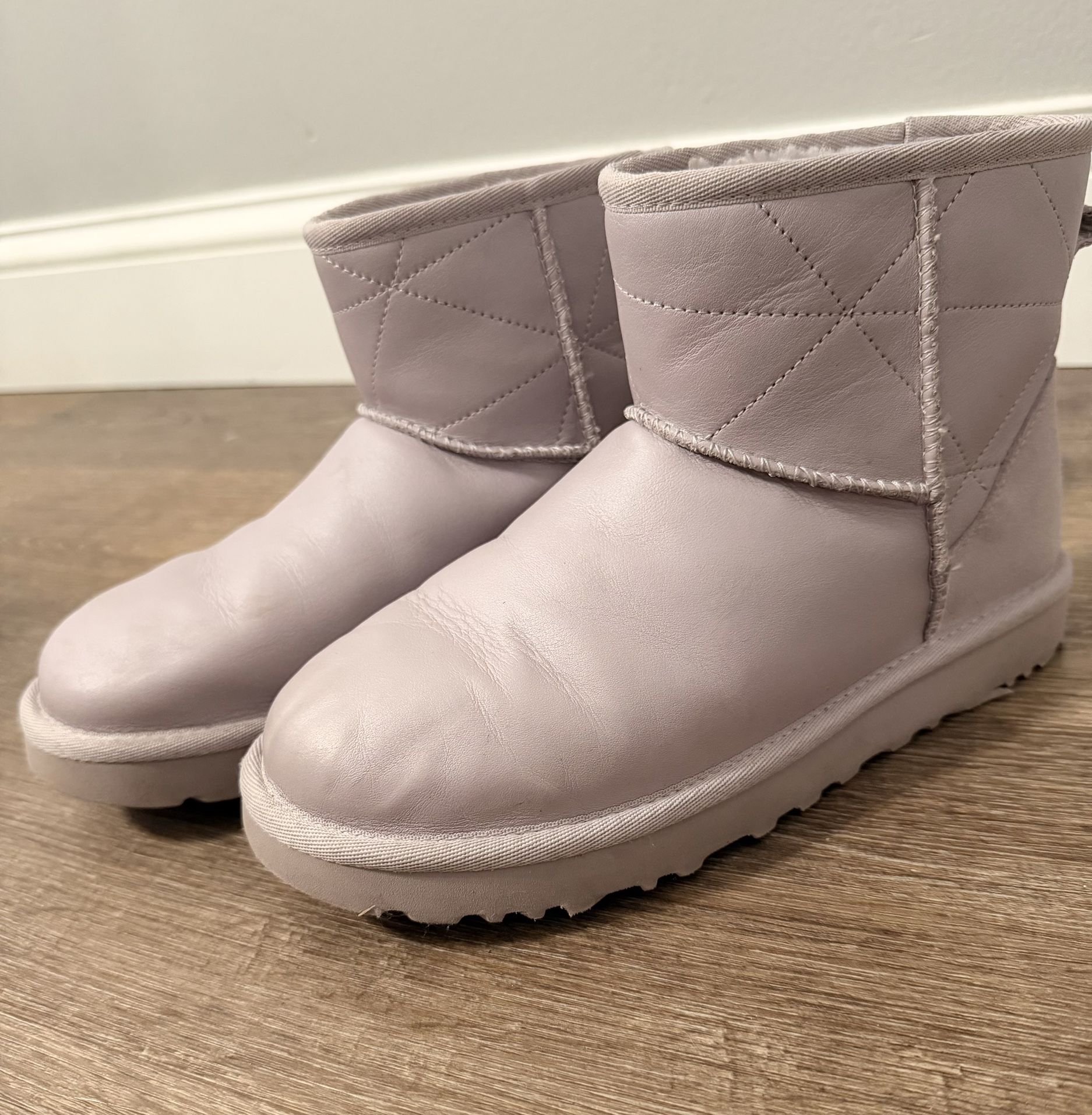 UGG Girls Classic Mini Pearlized Boots – Size 6