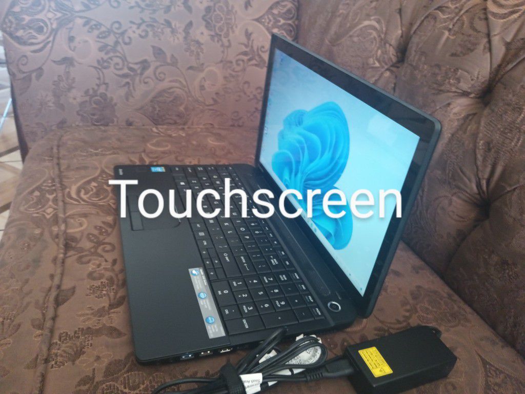 Laptop Toshiba 15.6" Touchscreen Como Nueva.