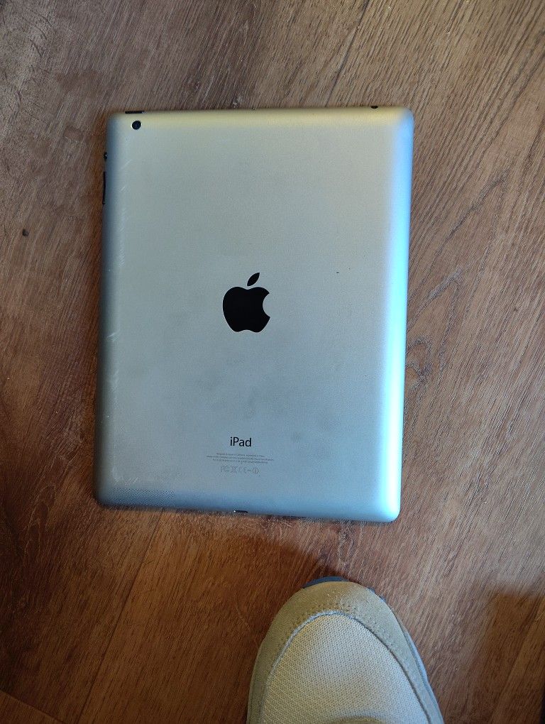 Apple Earbuds 4th Gen For Sale Basically Brand New