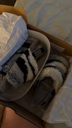Women’s Ugg slide w/fur Size 8