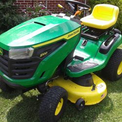 LIKE NEW, JOHN DEERE S100 HYDRO AUTOMATIC RIDING MOWER 
