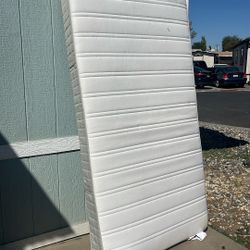 colchon gratis esta  semi nuevo 