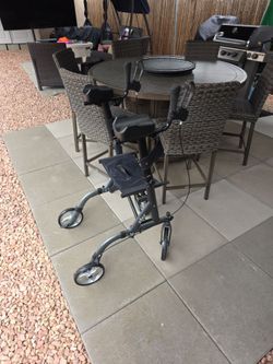 Slightly usted chair with wheels and arm support