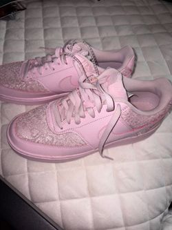 Nike woman’s pink shoes