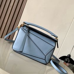 The shape and precise cutting technology create Puzzle's unique geometric lines. 