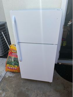 Frigidaire 14.6 cu. ft. Top Freezer Refrigerator FFTR1514QW