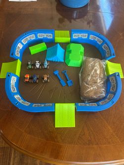 Monster Jam Mini World Finals Monsters Dirt Arena with 2 lbs Kinetic Sand and 6 Exclusive Mini Trucks