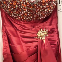 Red beaded long dress / Vertido largo rojo con piedras