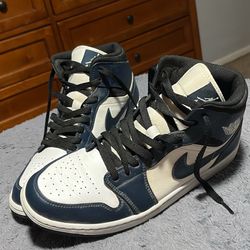 Jordan’s Mid 1 Navy size 10.5 men