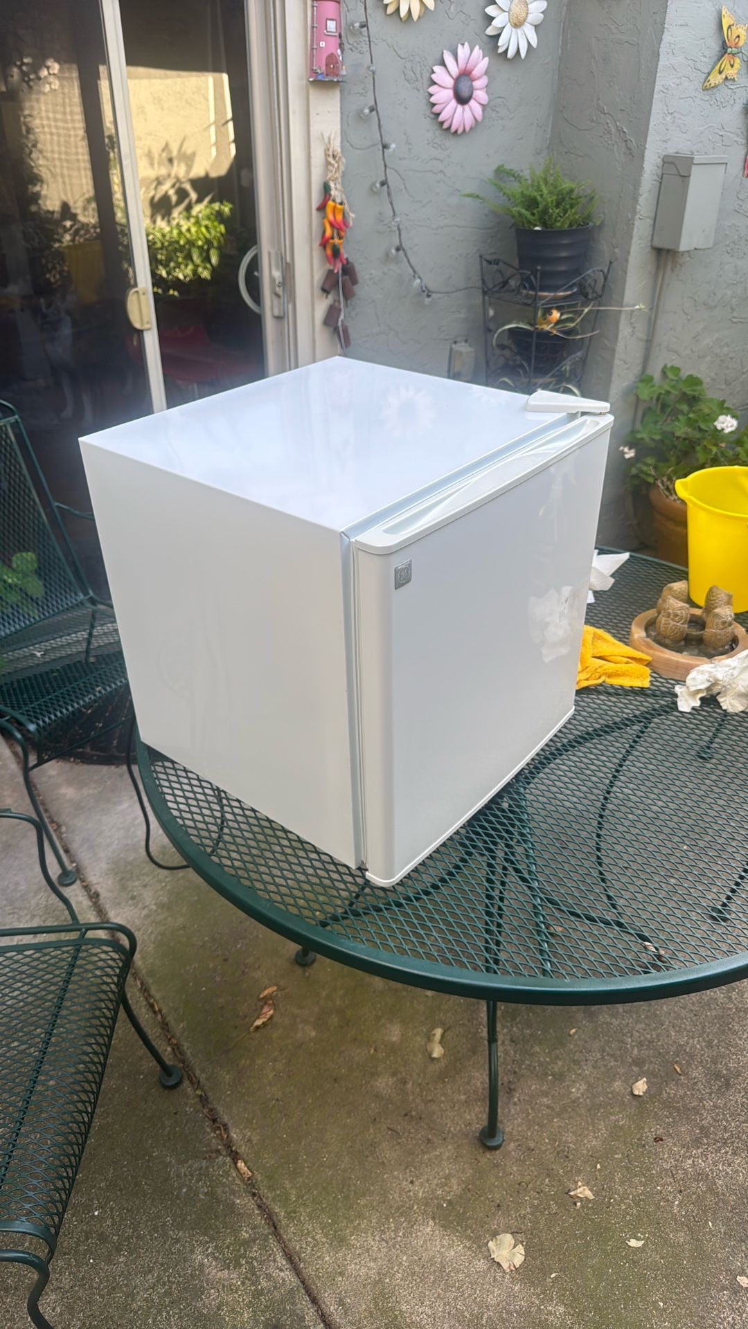 GE Mini Fridge With/Freezer