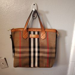 Burberry purse 