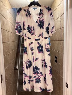 NWT Darling Women’s Dress Size Medium. Located in Murray cash/Venmo. Venmo deposit to hold or fcfs.