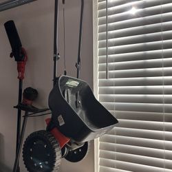 Push Broadcast Spreader for Lawn and Garden