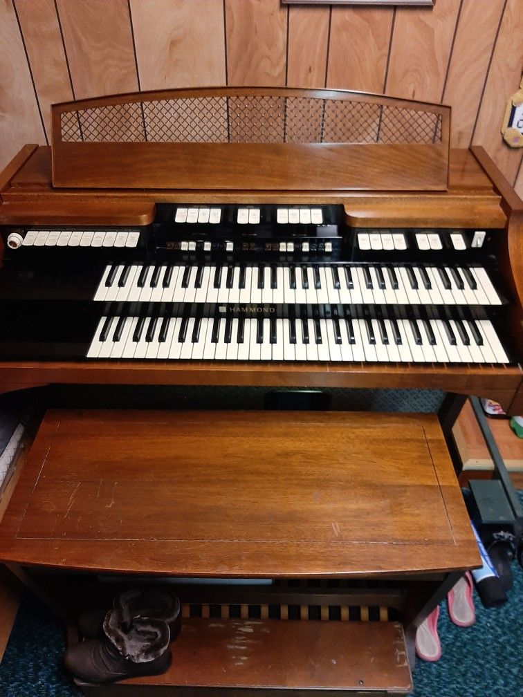 Beautiful Hammond organ with Leslie speaker