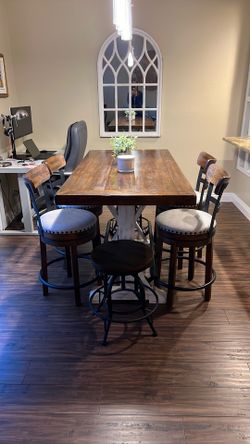 Elegant Solid Wood Dining Set – Seats 6 (Like New)