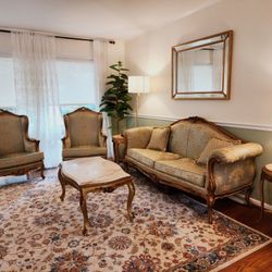 Elegant 6-Piece French-Style Living Room Set – Excellent Condition
