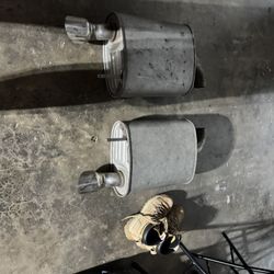 Pipes And Silencers Left And Right Of Mustang 2017 Perfect Condition 