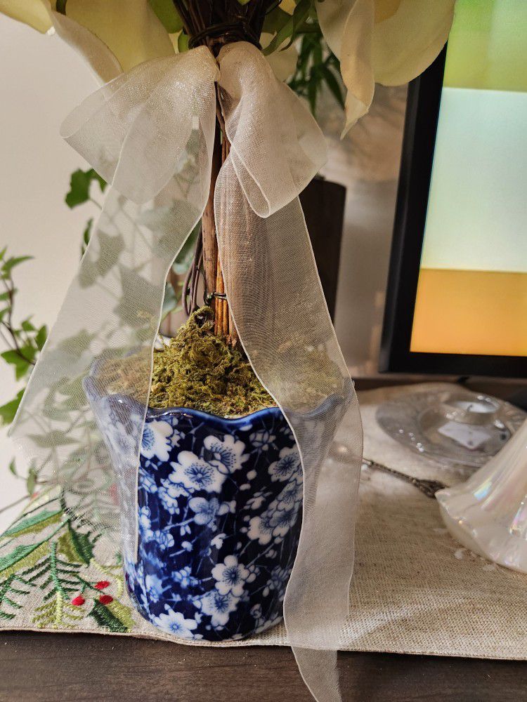 2 Tone Cream Flowers In Blu/white Ceramic Vase