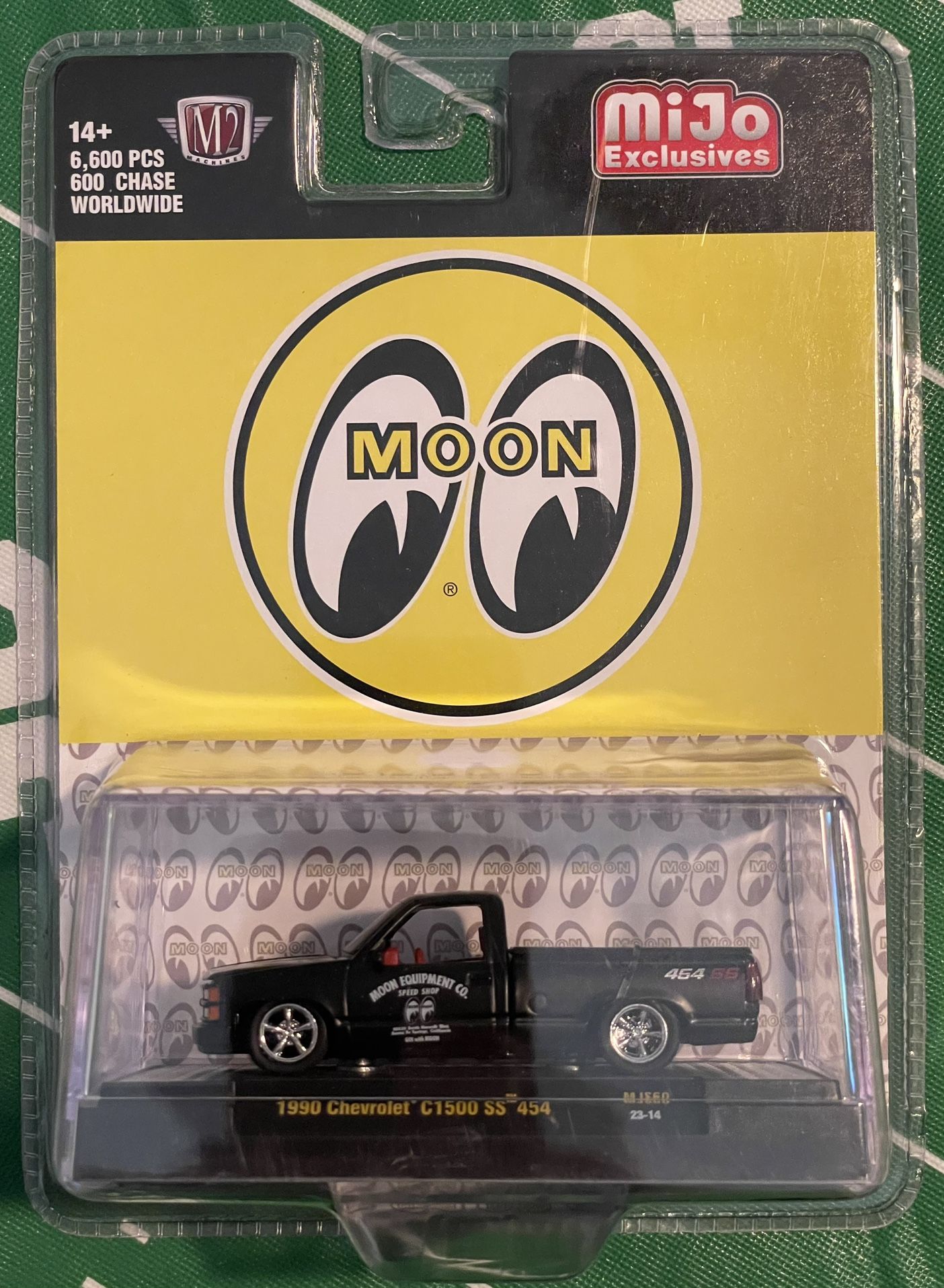 M2 Machines MiJo Exclusives Mooneyes 1990 Chevrolet C1500 SS 454 MJS60 -1:64-