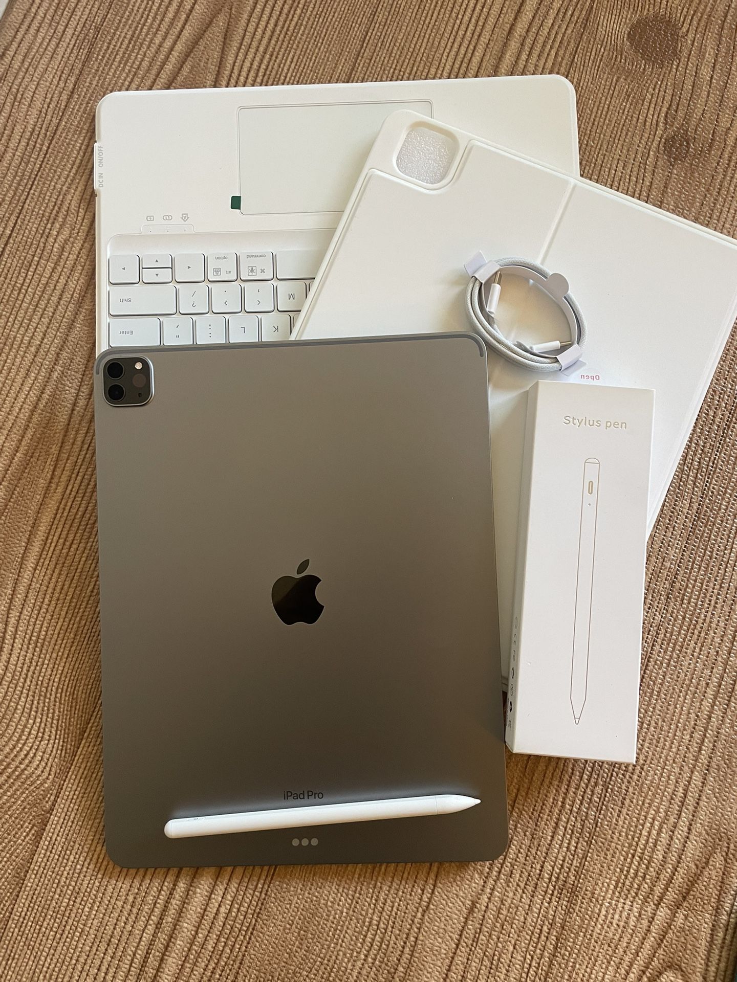 iPad Pro 12.9” (M2 chip / 2022 model) 6th Generation 128GB with keyboard case and stylus pen