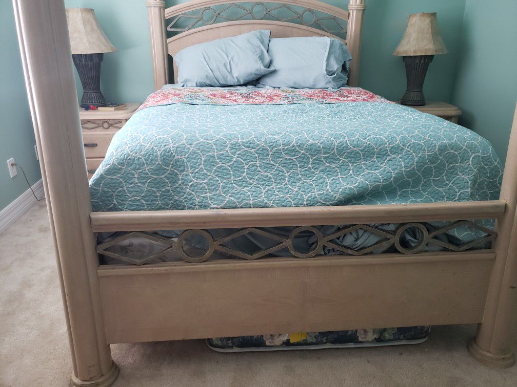 Well kept queen bedroom set. Bed frame, dresser, mirror, chest, (2) night stands, 2 lamps.
