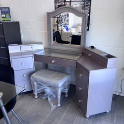 Vanity W/ Led & Stool