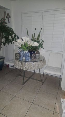 Mesa con base metal y cristal con 2 sillas