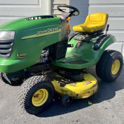 John Deere L100 Riding Lawn Tractor 