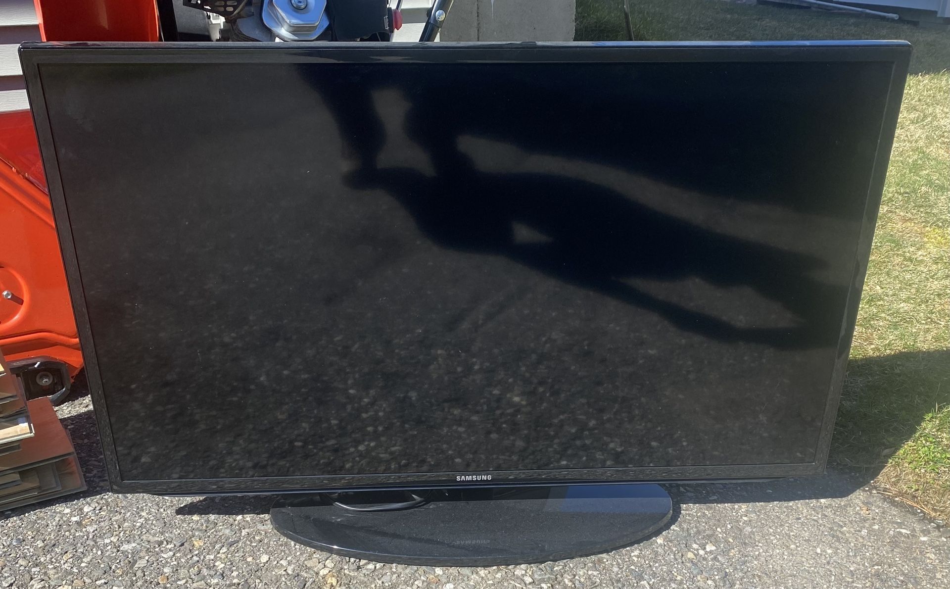 Samsung 40” flatscreen TV Model # UN40H5203AF “Free”