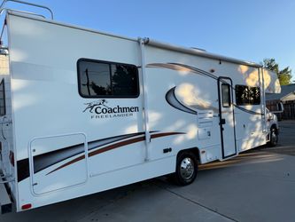 2015 coachman class c  29 feet super slide out  42k milles  V10