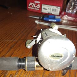Old School Baitcaster Works Like New