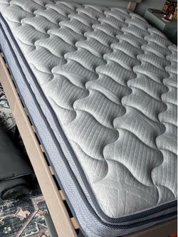 12” Full Size Pillow Top Hybrid Mattress (Firm / Great Condition)