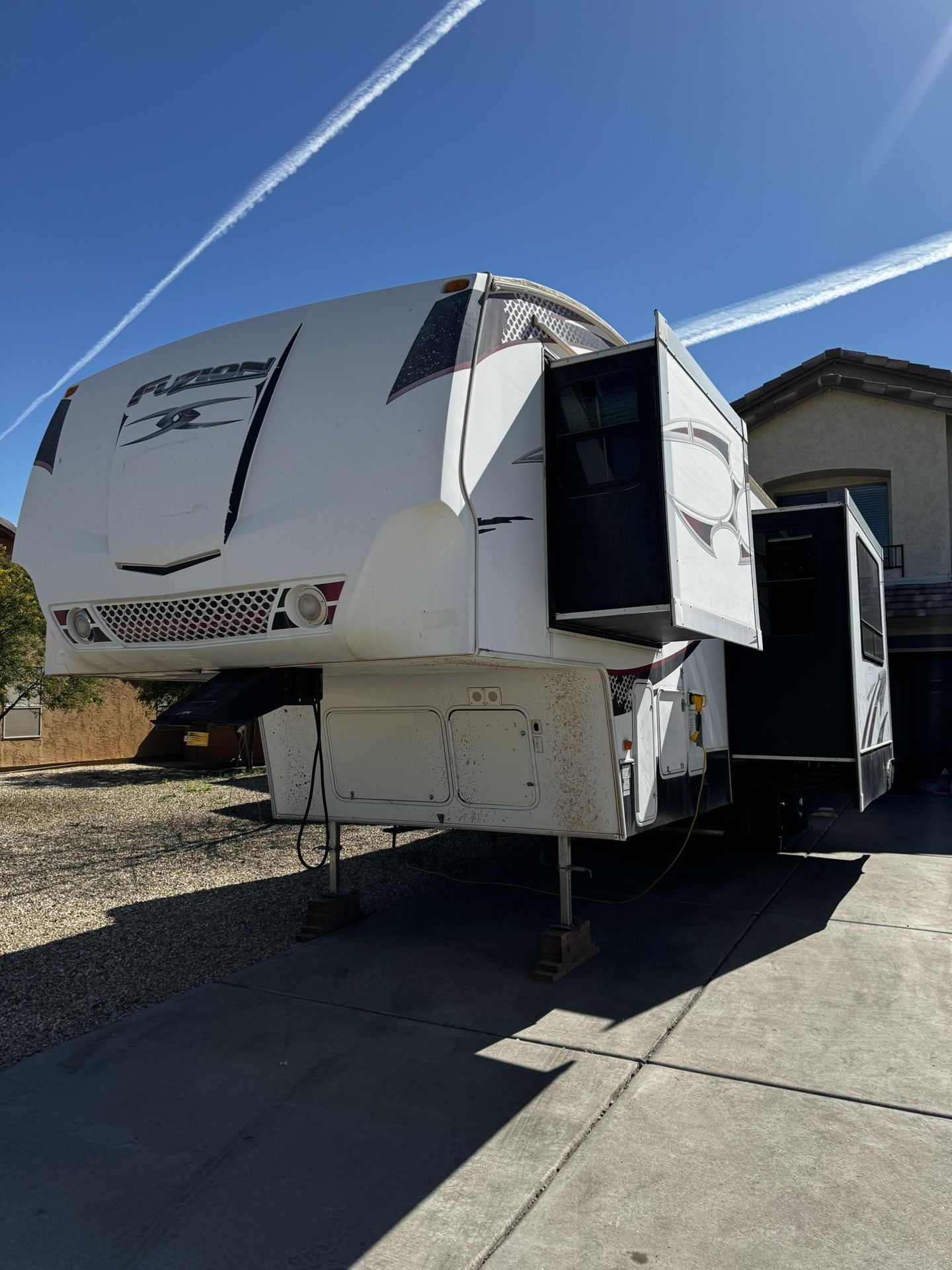 2011 Keystone RV Fuzion M-305