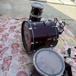 PEARL COMPLETE DRUM SET 