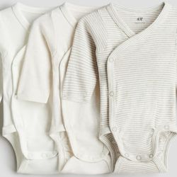 Brand New With Tags baby Gender Nuetral H&M Outfits ! 