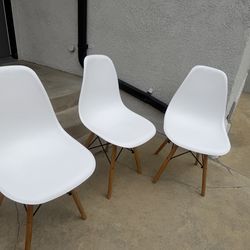 4 plastic chairs
