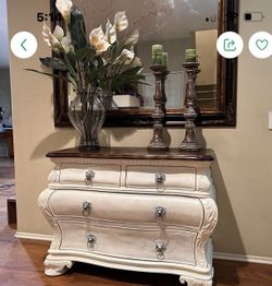 Chest/Enter Table / Dresser 