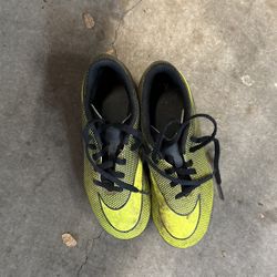 Soccer Cleats Kids Size 2.5.