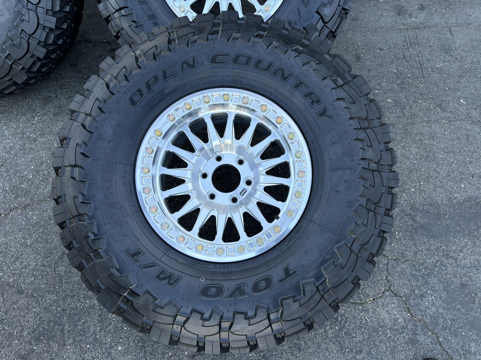 17x9. KMC. 445. 6x139. TRUE BEADLOCK. 35x12.50R17 TOYO MT