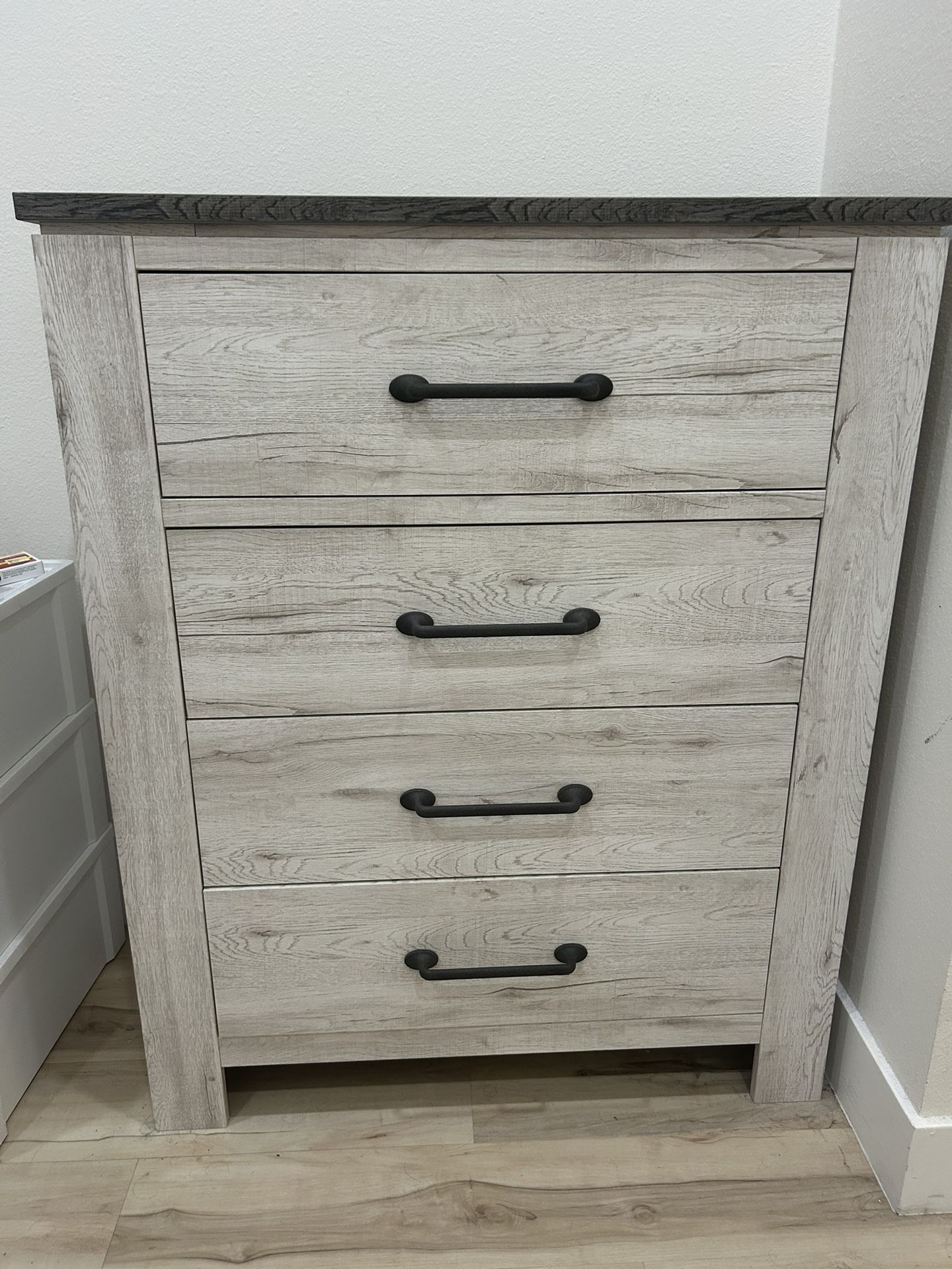 4-Drawer Wood Dresser – Excellent Condition