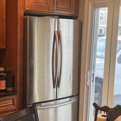 Refrigerator SAMSUNG-Counter Depth French Doors! 