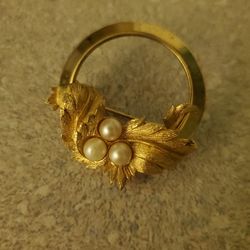 PIN - GOLD TONE WREATH CIRCLE BY SARAH COVENTRY