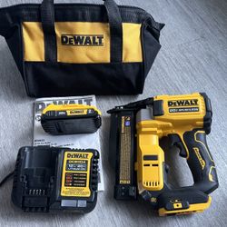 Pin Nailer Dewalt With Battery And Charger