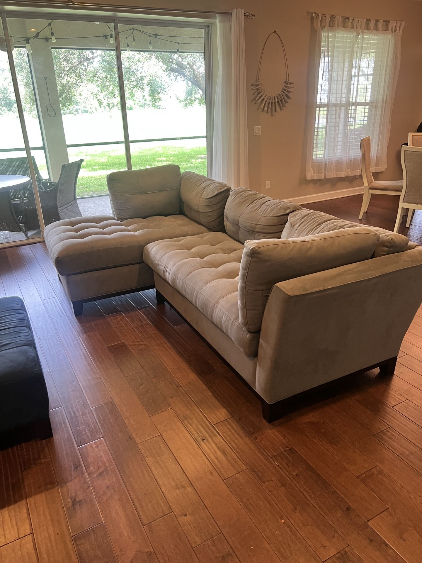 Comfortable & Spacious Grey Sectional Sofa - Perfect for Your Living Room!
