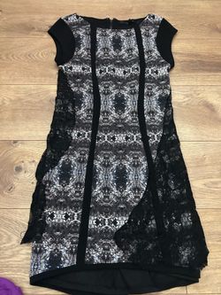 Guess bodycon dress featuring a black and gray geometric print, cap sleeves, and sheer black lace panels on the sides , size 6 #guess #abstract